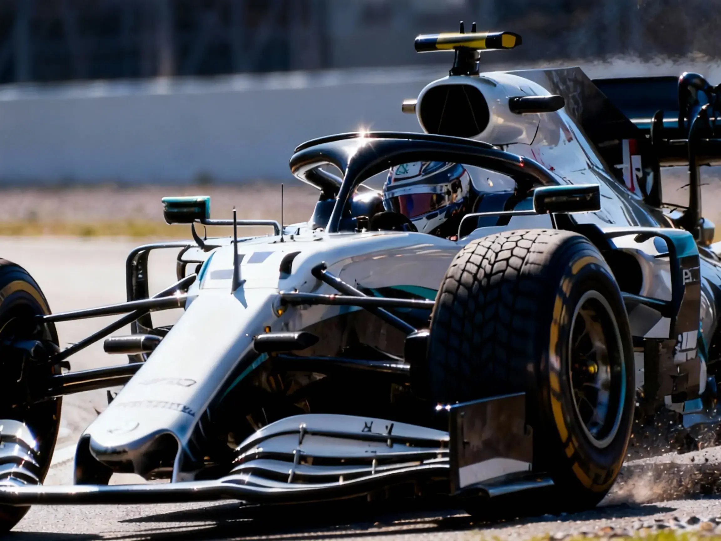 Ein Formel-1-Rennwagen im Wettbewerb, mit klaren Details der Karosserie.